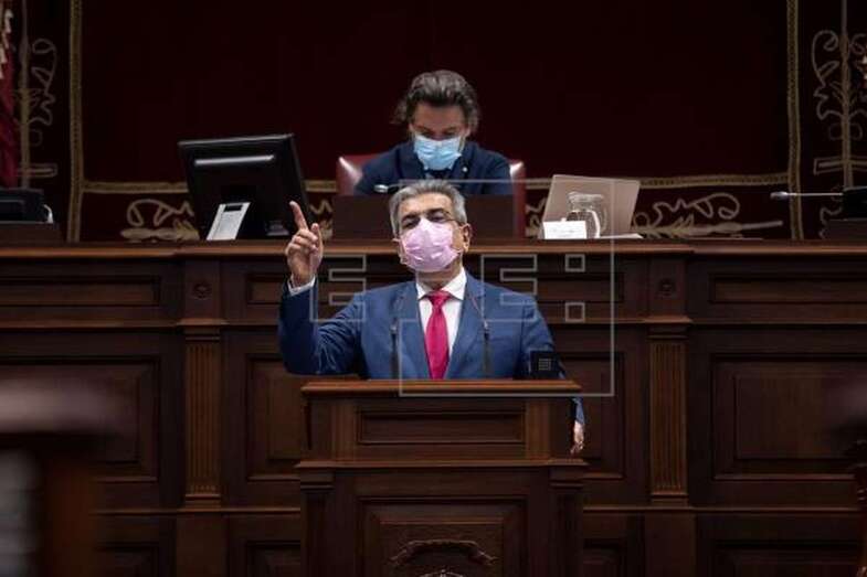 El consejero de Hacienda y Asuntos Europeos, Román Rodríguez, durante el debate de las enmiendas a la totalidad (Foto EFE / Miguel Barreto)